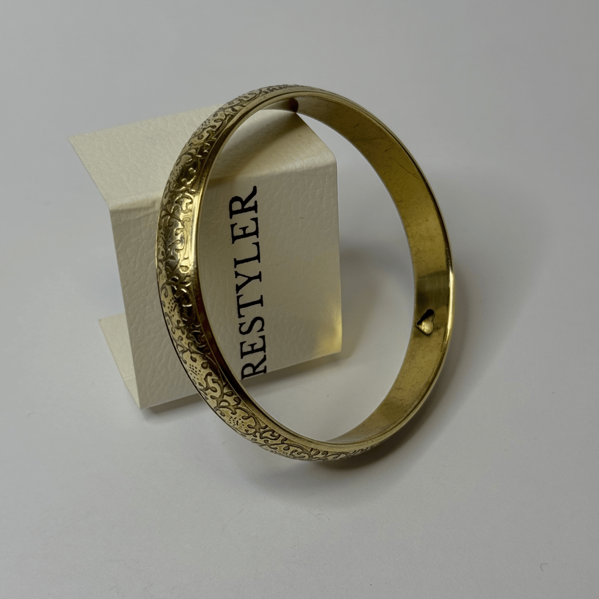Vintage bracelet with engraving – a classic detail with a raw twist