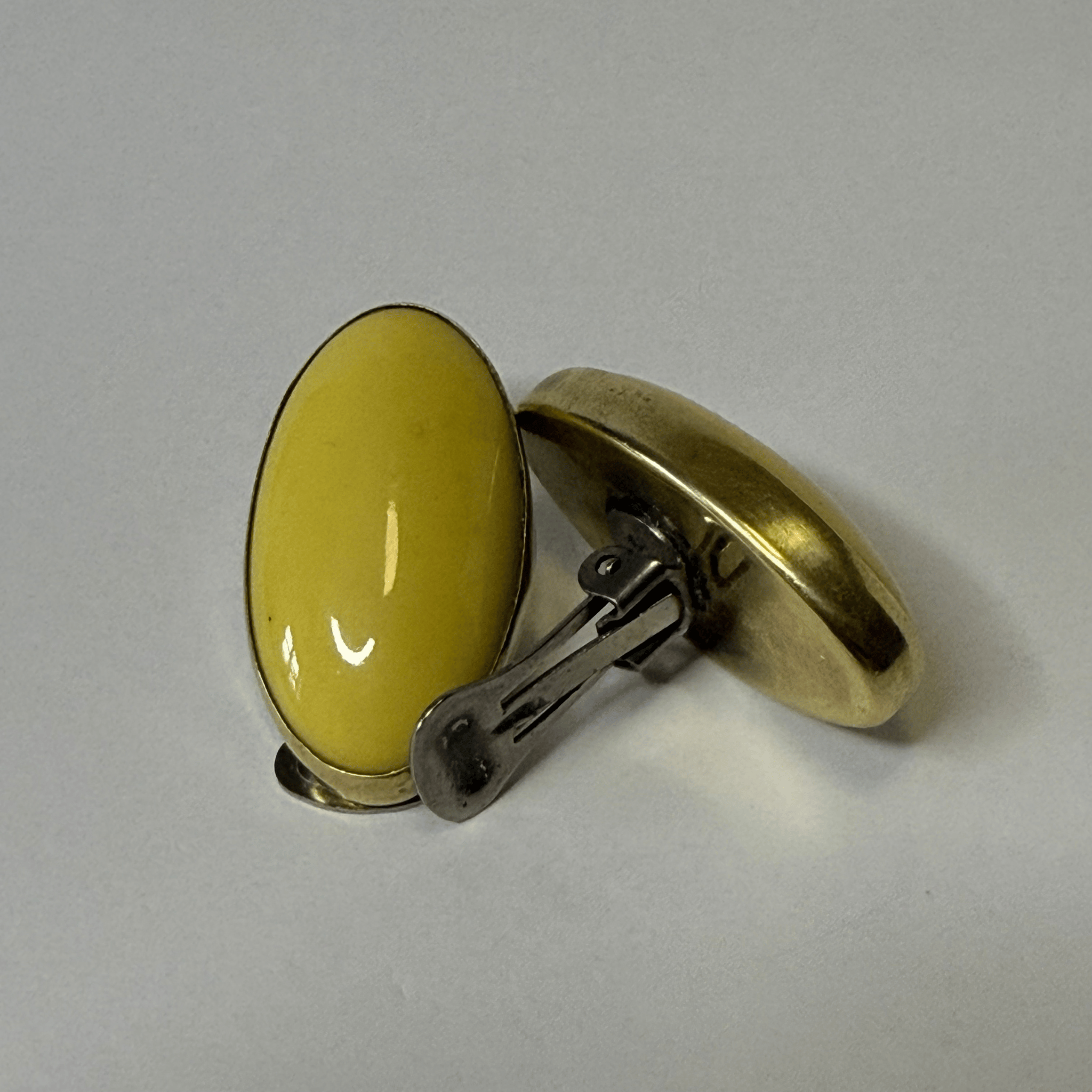 Oval yellow vintage clip earrings – minimalist retro jewelry in a gold setting