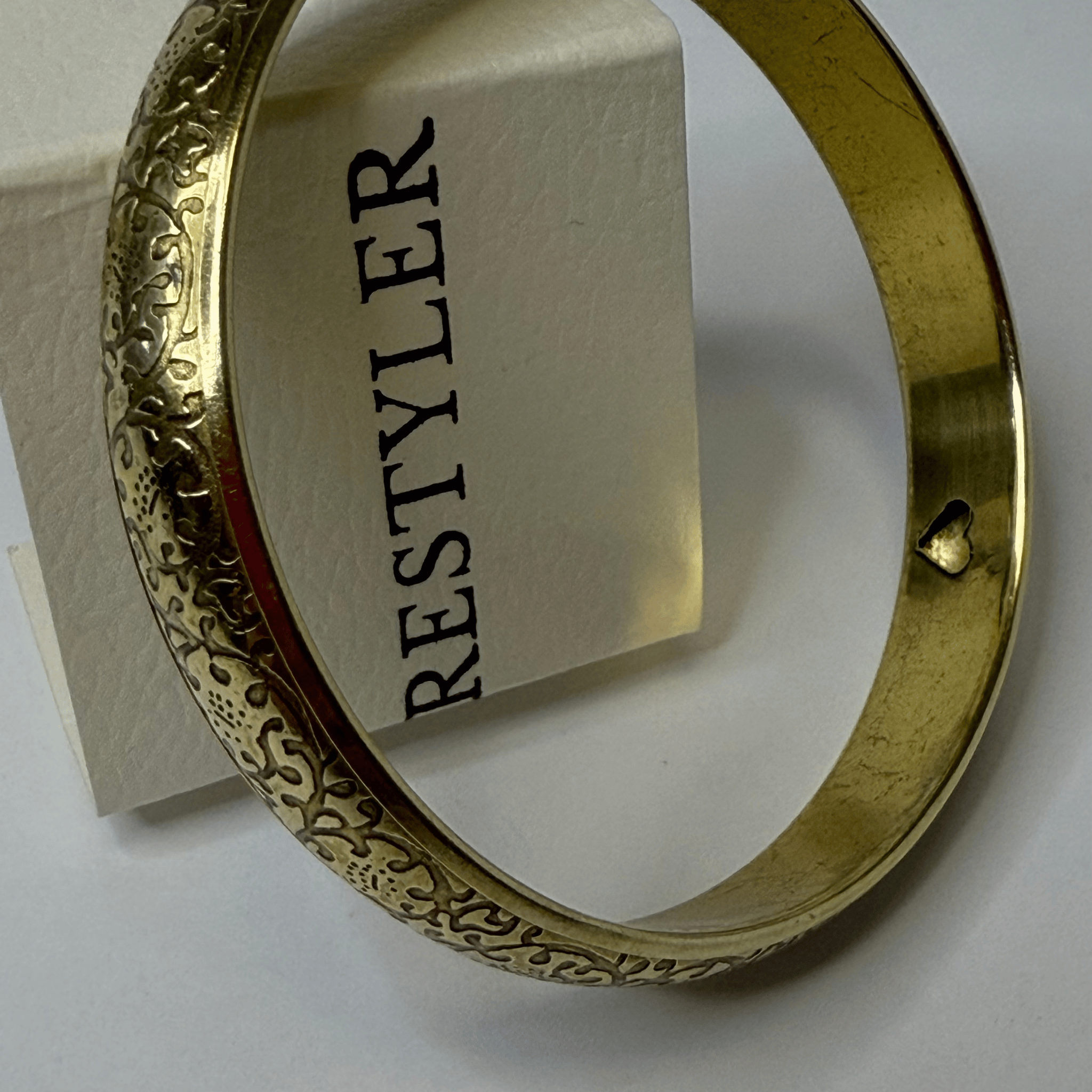 Vintage bracelet with engraving – a classic detail with a raw twist