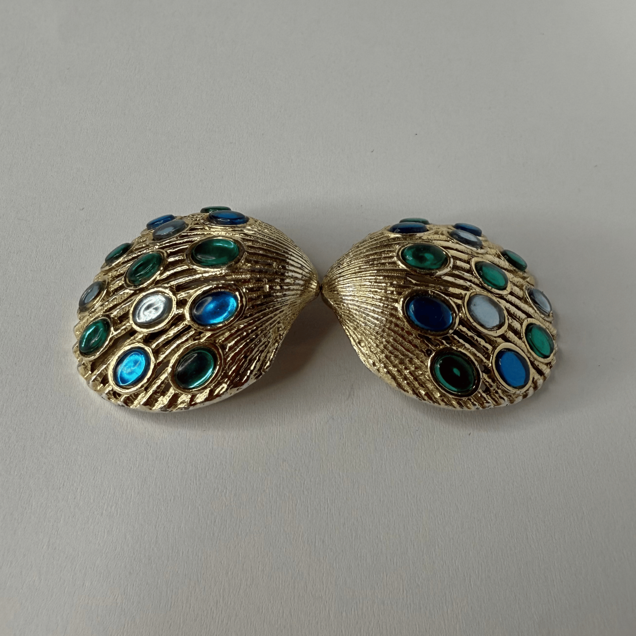 Vintage shell-shaped clip earrings with colorful eyes – 80s glamour style