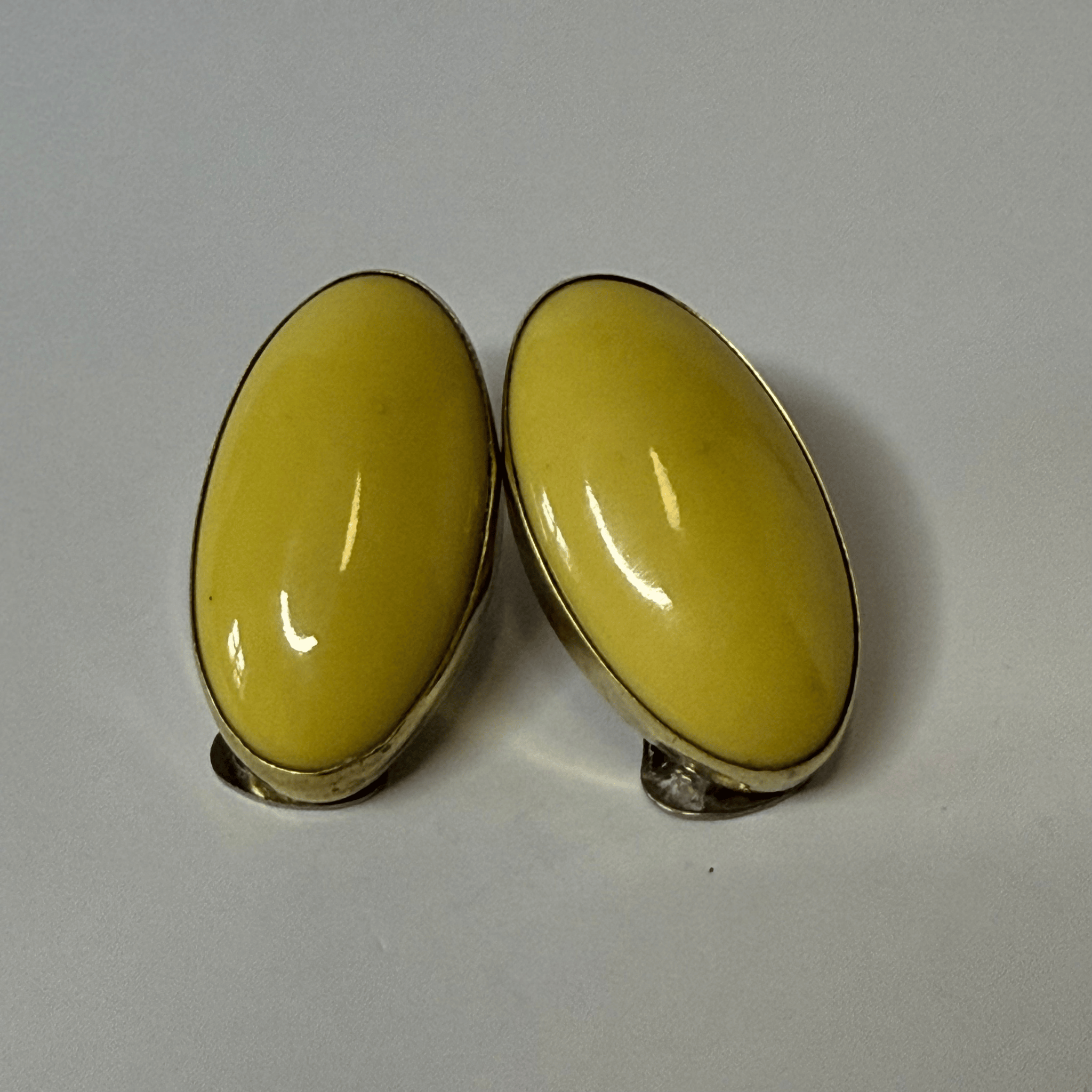 Oval yellow vintage clip earrings – minimalist retro jewelry in a gold setting
