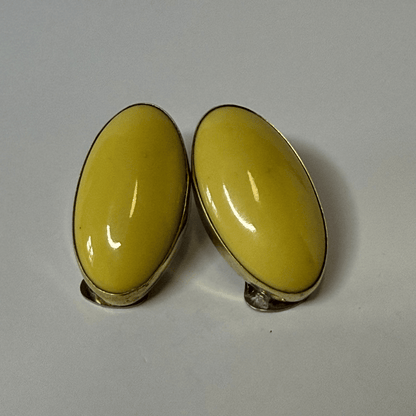 Owalne żółte klipsy vintage – minimalistyczna biżuteria retro w złotej oprawie