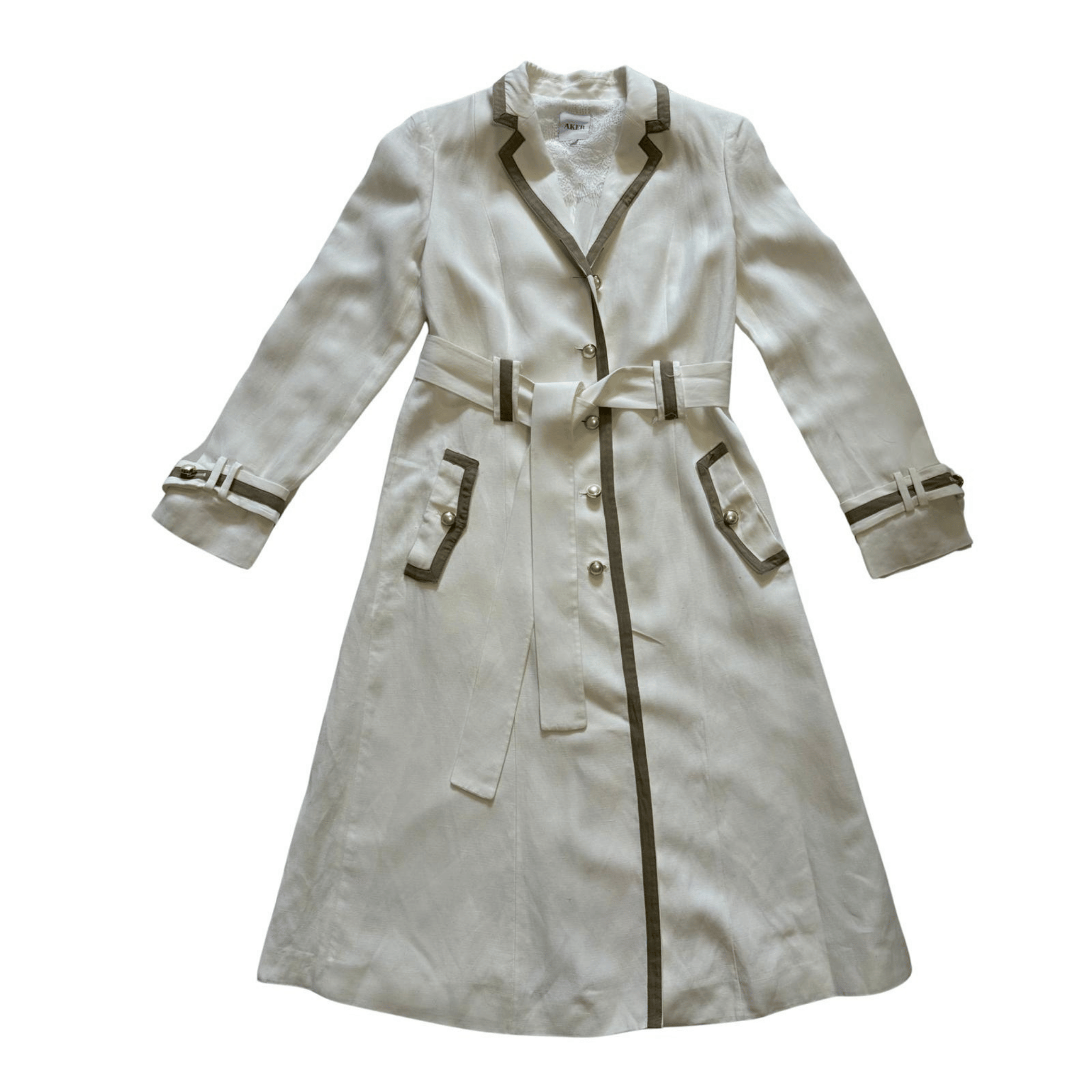 Elegancki biały płaszcz z paskiem i kontrastową lamówką – klasyka w stylu retro